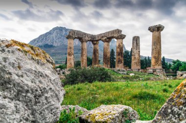 Peloponnese, Yunanistan eski Corinth kalıntıları. Arkeoloji arka plan, Apollon Tapınağı (6 c. M.Ö.) Antik Corinth, Antik Yunanistan içinde.