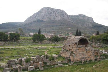 Peloponnese, Yunanistan eski Corinth kalıntıları. Arkeoloji arka plan, Apollon Tapınağı (6 c. M.Ö.) Antik Corinth, Antik Yunanistan içinde.