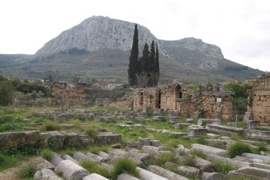 Peloponnese, Yunanistan eski Corinth kalıntıları. Arkeoloji arka plan, Apollon Tapınağı (6 c. M.Ö.) Antik Corinth, Antik Yunanistan içinde.