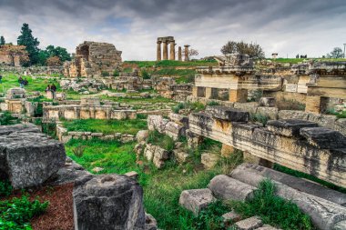 Peloponnese, Yunanistan eski Corinth kalıntıları. Arkeoloji arka plan, Apollon Tapınağı (6 c. M.Ö.) Antik Corinth, Antik Yunanistan içinde.