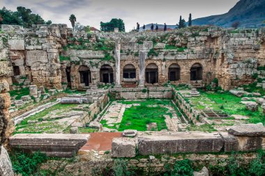 Peloponnese, Yunanistan eski Corinth kalıntıları. Arkeoloji arka plan, Apollon Tapınağı (6 c. M.Ö.) Antik Corinth, Antik Yunanistan içinde.