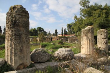 Peloponnese, Yunanistan eski Corinth kalıntıları. Arkeoloji arka plan, Apollon Tapınağı (6 c. M.Ö.) Antik Corinth, Antik Yunanistan içinde.