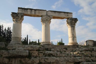 Peloponnese, Yunanistan eski Corinth kalıntıları. Arkeoloji arka plan, Apollon Tapınağı (6 c. M.Ö.) Antik Corinth, Antik Yunanistan içinde.