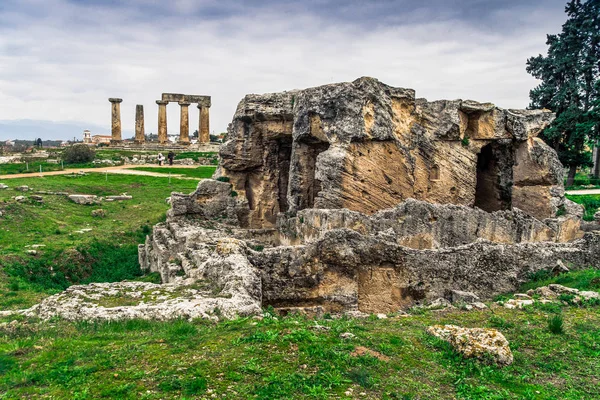 Peloponnese, Yunanistan eski Corinth kalıntıları. Arkeoloji arka plan, Apollon Tapınağı (6 c. M.Ö.) Antik Corinth, Antik Yunanistan içinde.