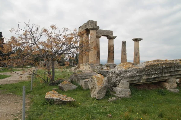 Ερείπια Της Αρχαίας Κορίνθου Στην Πελοπόννησο Ελλάδα Αρχαιολογία Φόντο Ναός — Φωτογραφία Αρχείου