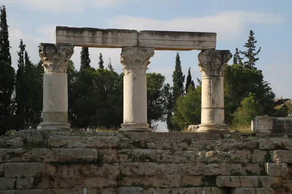 Peloponnese, Yunanistan eski Corinth kalıntıları. Arkeoloji arka plan, Apollon Tapınağı (6 c. M.Ö.) Antik Corinth, Antik Yunanistan içinde.