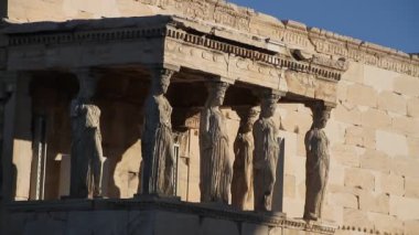 Atina, Yunanistan, Parthenon Tapınağı ile Akropolisi. Ünlü eski Parthenon Tapınağı Atina ana dönüm noktası olduğunu. Herodes Atticus, Erechtheion Caryatid sundurma isimlerinden kenti Odeon görünümünü.