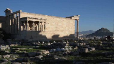 Atina, Yunanistan, Parthenon Tapınağı ile Akropolisi. Ünlü eski Parthenon Tapınağı Atina ana dönüm noktası olduğunu. Herodes Atticus, Erechtheion Caryatid sundurma isimlerinden kenti Odeon görünümünü.