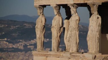 Atina, Yunanistan, Parthenon Tapınağı ile Akropolisi. Ünlü eski Parthenon Tapınağı Atina ana dönüm noktası olduğunu. Herodes Atticus, Erechtheion Caryatid sundurma isimlerinden kenti Odeon görünümünü.