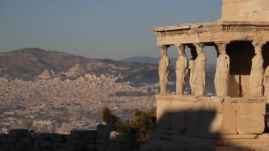 Atina, Yunanistan, Parthenon Tapınağı ile Akropolisi. Ünlü eski Parthenon Tapınağı Atina ana dönüm noktası olduğunu. Herodes Atticus, Erechtheion Caryatid sundurma isimlerinden kenti Odeon görünümünü.