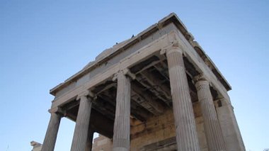 Atina, Yunanistan, Parthenon Tapınağı ile Akropolisi. Ünlü eski Parthenon Tapınağı Atina ana dönüm noktası olduğunu. Herodes Atticus, Erechtheion Caryatid sundurma isimlerinden kenti Odeon görünümünü.
