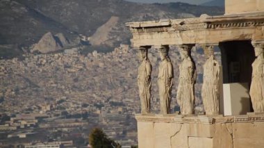 Atina, Yunanistan, Parthenon Tapınağı ile Akropolisi. Ünlü eski Parthenon Tapınağı Atina ana dönüm noktası olduğunu. Herodes Atticus, Erechtheion Caryatid sundurma isimlerinden kenti Odeon görünümünü.