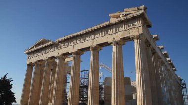 Atina, Yunanistan, Parthenon Tapınağı ile Akropolisi. Ünlü eski Parthenon Tapınağı Atina ana dönüm noktası olduğunu. Herodes Atticus, Erechtheion Caryatid sundurma isimlerinden kenti Odeon görünümünü.