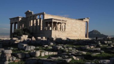Atina, Yunanistan, Parthenon Tapınağı ile Akropolisi. Ünlü eski Parthenon Tapınağı Atina ana dönüm noktası olduğunu. Herodes Atticus, Erechtheion Caryatid sundurma isimlerinden kenti Odeon görünümünü.