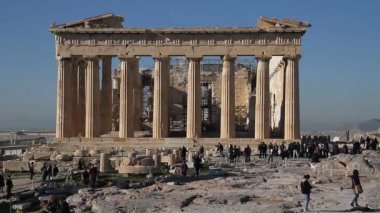 Atina, Yunanistan, Parthenon Tapınağı ile Akropolisi. Ünlü eski Parthenon Tapınağı Atina ana dönüm noktası olduğunu. Herodes Atticus, Erechtheion Caryatid sundurma isimlerinden kenti Odeon görünümünü.