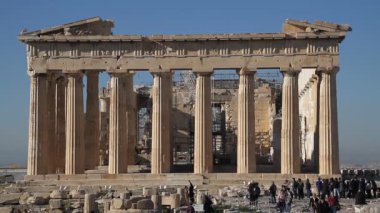 Atina, Yunanistan, Parthenon Tapınağı ile Akropolisi. Ünlü eski Parthenon Tapınağı Atina ana dönüm noktası olduğunu. Herodes Atticus, Erechtheion Caryatid sundurma isimlerinden kenti Odeon görünümünü.