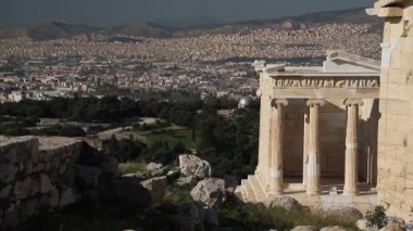 Atina, Yunanistan, Parthenon Tapınağı ile Akropolisi. Ünlü eski Parthenon Tapınağı Atina ana dönüm noktası olduğunu. Herodes Atticus, Erechtheion Caryatid sundurma isimlerinden kenti Odeon görünümünü.