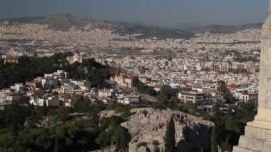 Atina, Yunanistan, Parthenon Tapınağı ile Akropolisi. Ünlü eski Parthenon Tapınağı Atina ana dönüm noktası olduğunu. Herodes Atticus, Erechtheion Caryatid sundurma isimlerinden kenti Odeon görünümünü.