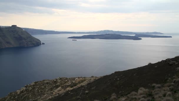 サントリーニ島 ギリシャ 素晴らしいサントリーニの自然観 サントリーニ島 サントリーニ島の伝統的なキクラデス建築家 フィラ イア村の火山カルデラ — ストック動画