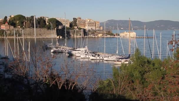Blick auf Korfu (Kerkyra). kerkyra - Hauptstadt der Insel Korfu, Griechenland. panagia vlacherna und die insel pontikonissi (mausinsel) bei kanoni, korfu.