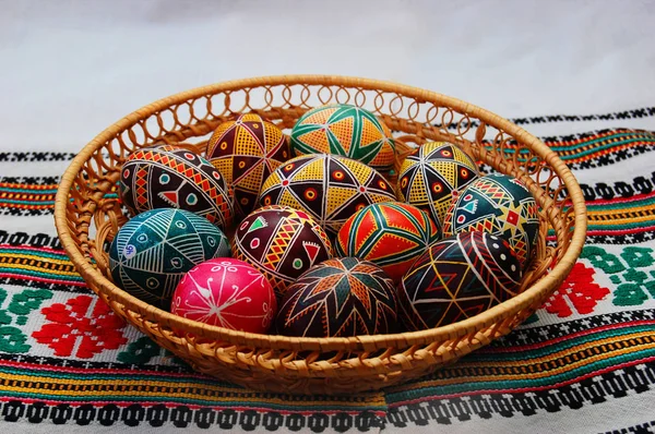 复活节绘在篮子里的鸡蛋 — 图库照片