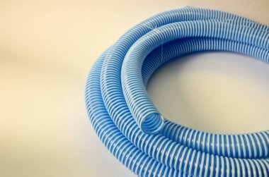 Sulama için iliklerine oluklu plastik hortum