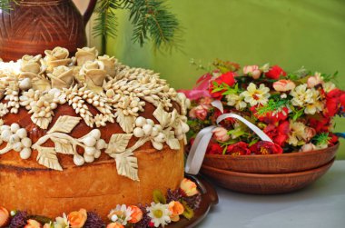 çiçeklerle süslenmiş düğün somun da dekore edilmiş