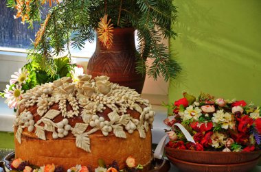 çiçeklerle süslenmiş düğün somun da dekore edilmiş