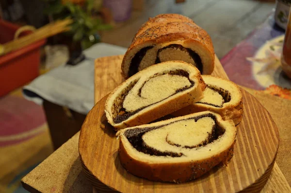 Rollo con relleno de amapola —  Fotos de Stock