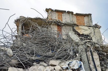 Yıkılan bina ve konut kalıntıları