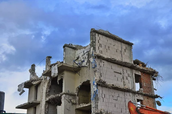 Ruinen des zerstörten Gebäudes und Wohnhauses — Stockfoto