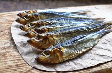 Bir masada soğuk sigara balık