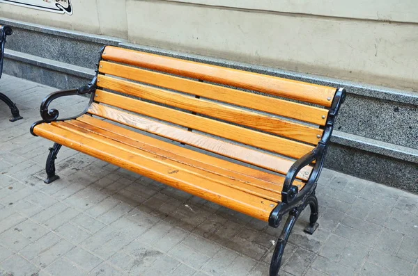 Bench from a tree of yellow color. — Stock Photo, Image