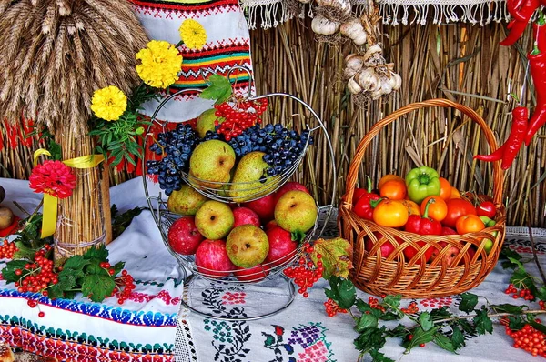 Овощи и фрукты в корзине . — стоковое фото