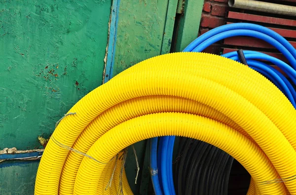 the yellow soaking-up hose