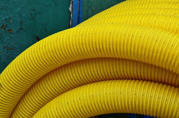 The yellow soaking-up hose — Stock Photo, Image