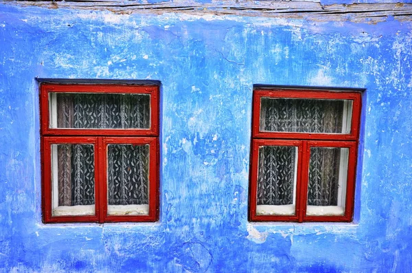 Velhas janelas da casa rural . — Fotografia de Stock