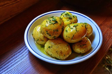 Lezzetli patates ler masaya servis edilir.