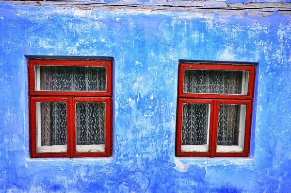 Las ventanas vintage decoran la casa . — Foto de Stock