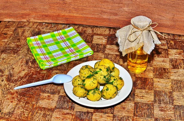 Смачну картоплю подають на стіл . — стокове фото