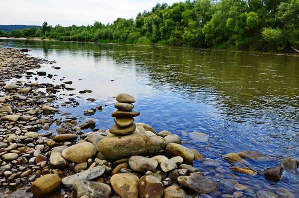 Rio azul e costa verde . — Fotografia de Stock