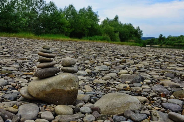Куча камней на берегу реки . — стоковое фото