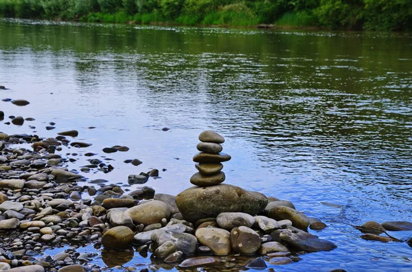 Куча камней на берегу реки . — стоковое фото