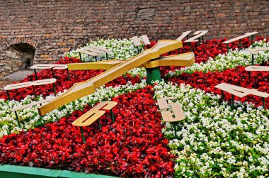 Büyük şehirde çiçek saat.