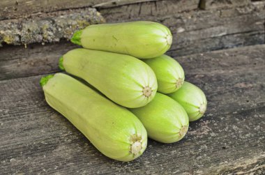 Tahta masada taze organik kabak.