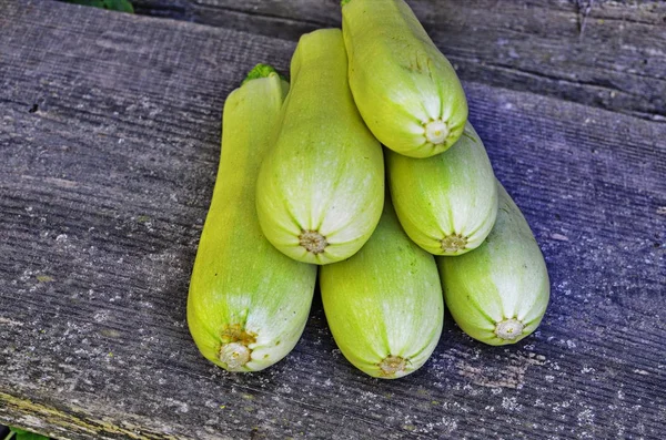 Frische Bio-Zucchini auf dem Holztisch — Stockfoto