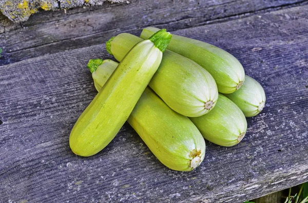 Courgettes bio fraîches sur la table en bois — Photo