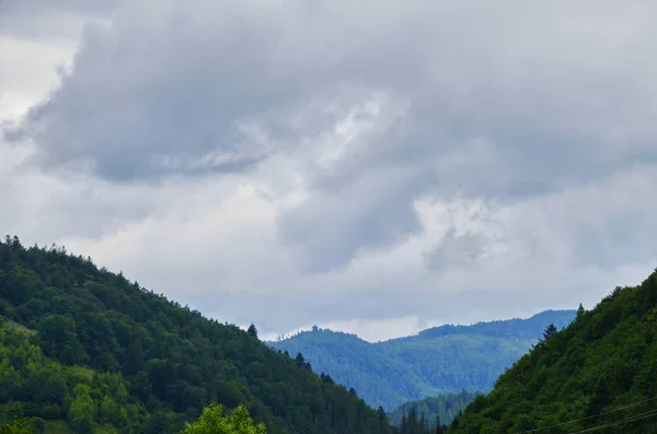 Górskie pejzaże w lecie. — Zdjęcie stockowe