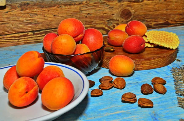 Ripe apricots on a table. — Stock Photo, Image
