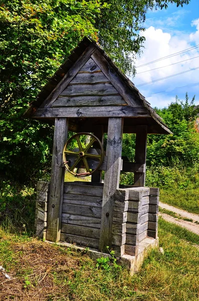 Vieux puits en bois dans le village . — Photo